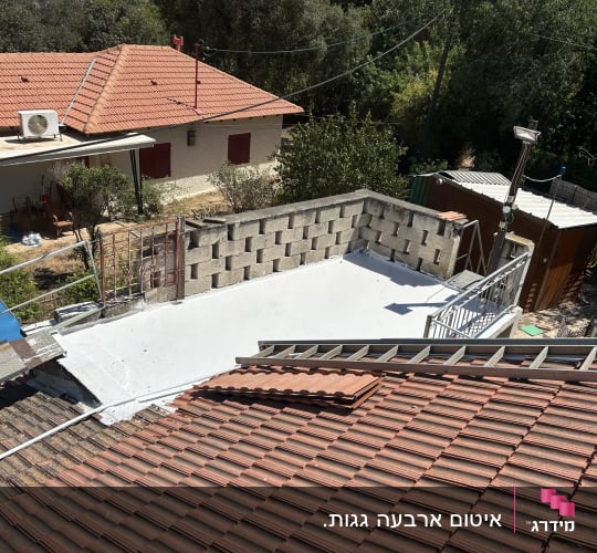 גג עם חומרי איטום, סולם וקירות בלוקים